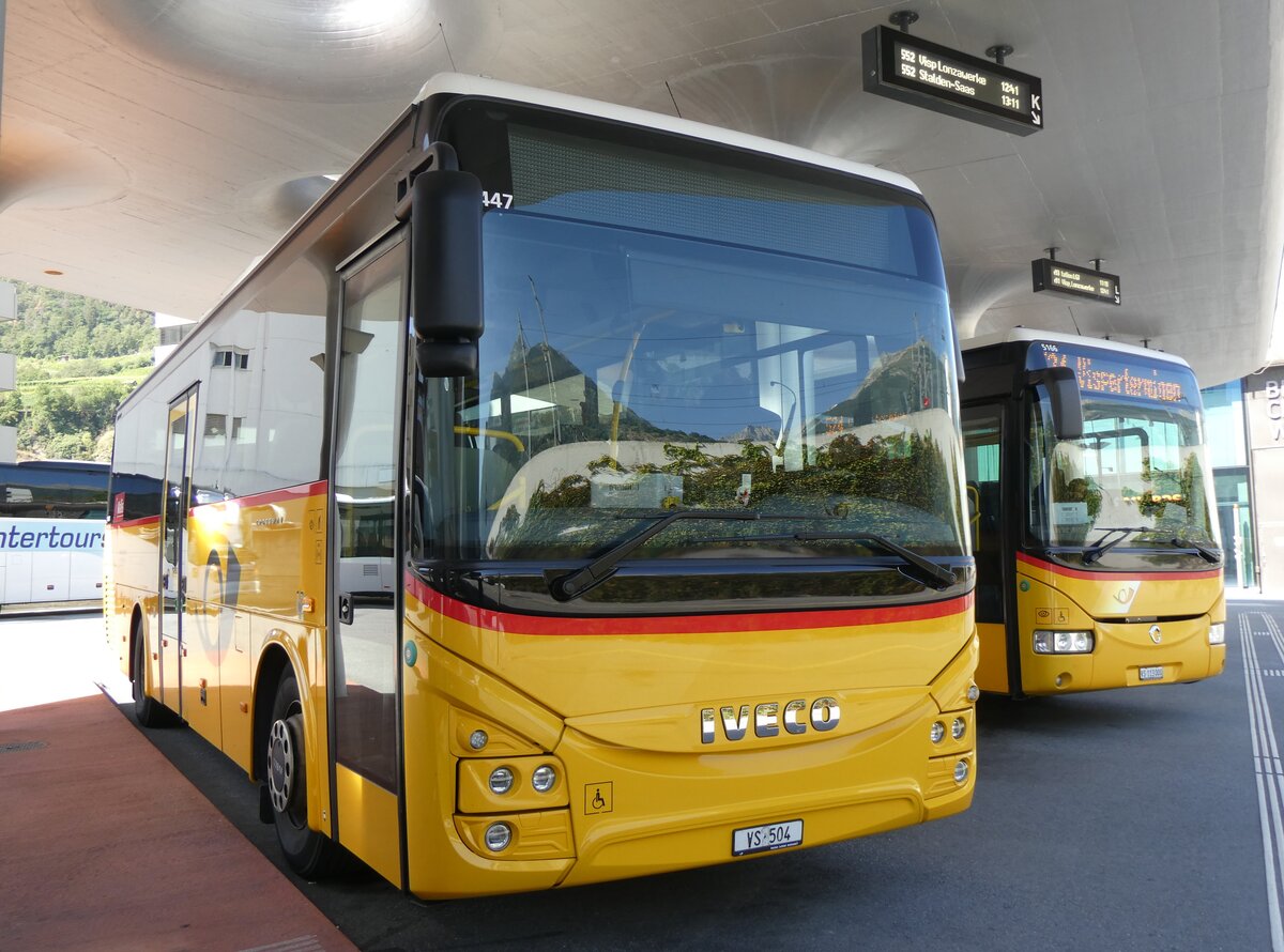 (265'690) - Autotour, Visp - VS 504/PID 11'447 - Iveco am 16. August 2024 beim Bahnhof Visp