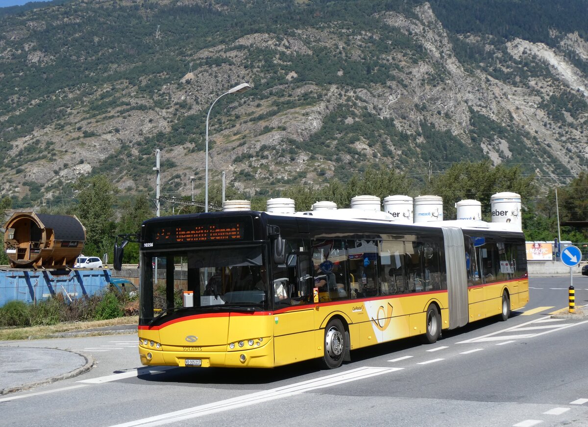 (265'707) - CarPostal Ouest - VD 305'217/PID 10'356 - Solaris am 16. August 2024 beim Bahnhof Gampel-Steg