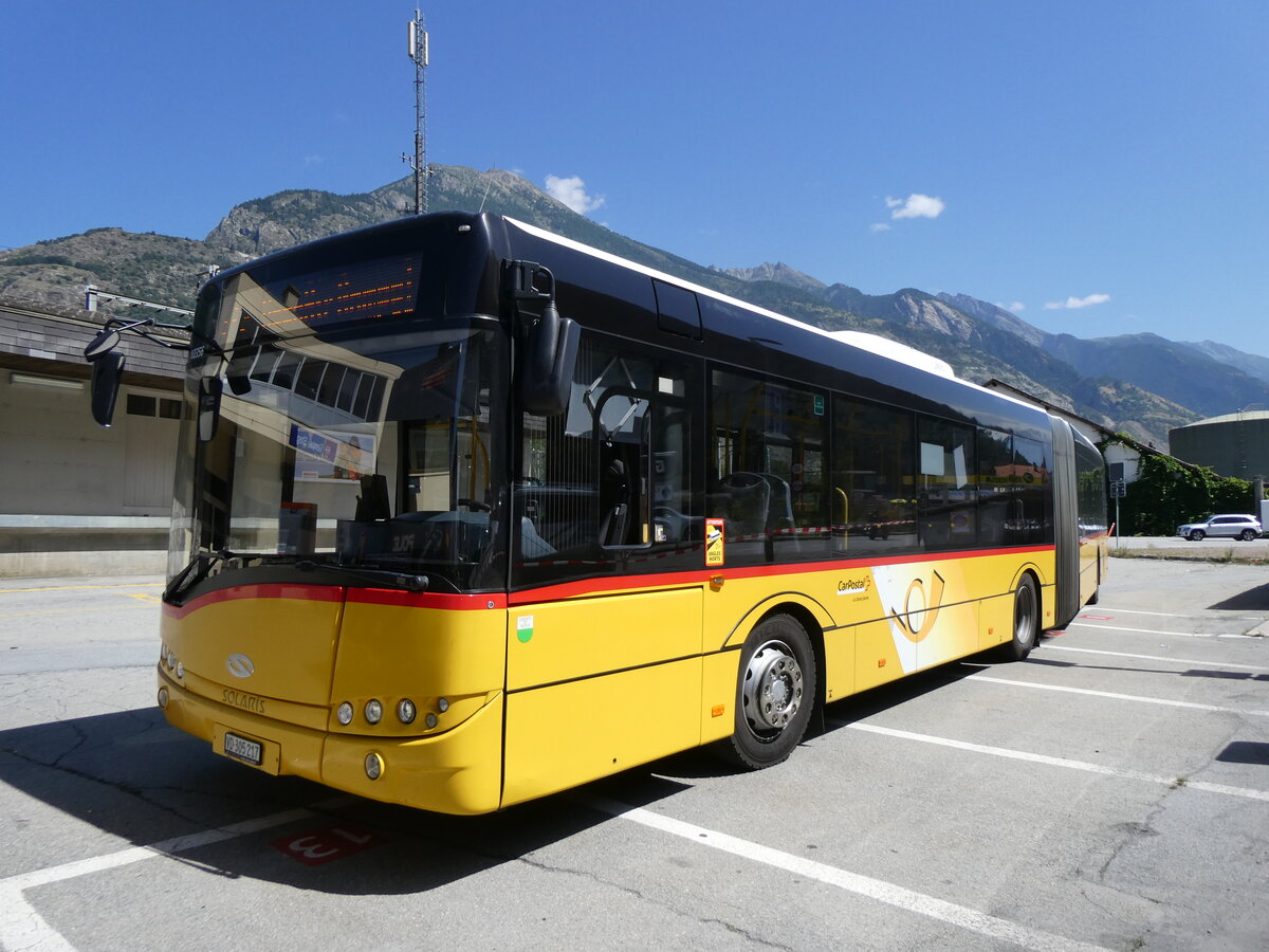 (265'716) - CarPostal Ouest - VD 305'217/PID 10'356 - Solaris am 16. August 2024 beim Bahnhof Gampel-Steg