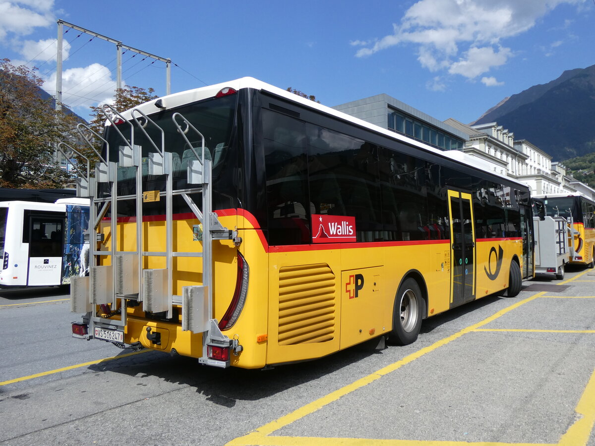 (265'748) - PostAuto Wallis - VS 516'247/PID 11'446 - Iveco am 16. August 2024 beim Bahnhof Brig