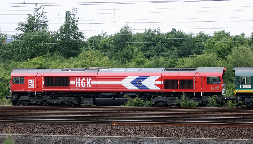 266 070-2 der HGK(Beacon Rail Leasing Limited)steht hier zusammen mit einer weiteren Class 66 in Hamburg-Wilhelmsburg abgestellt. Die Aufnahme entstand vom S-Bahnhof gegenüber aus. 05.07.12