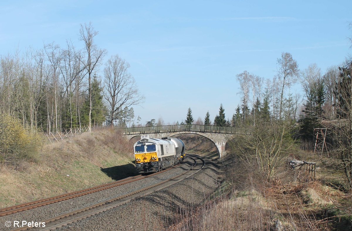 266 442-3 zieht bei Schönfeld den Zementzug Rüdersdorf - Regensburg. 01.04.17