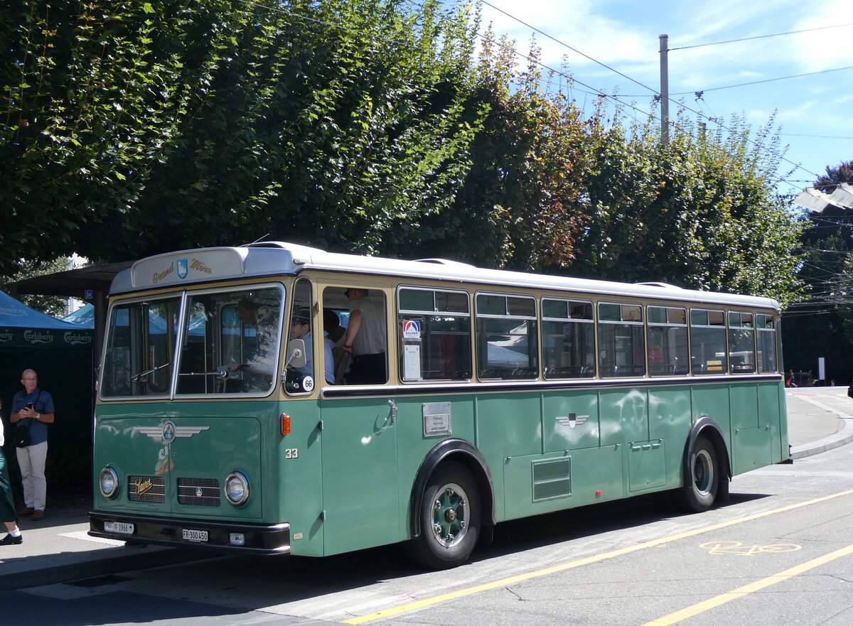 (266'784) - TPF Fribourg - Nr. 33/FR 300'450 - Saurer/Hess (ex Oldtimer Club 33, Tafers Nr. 33; ex GFM Fribourg Nr. 33) am 7. September 2024 in Fribourg, Place Georges Python