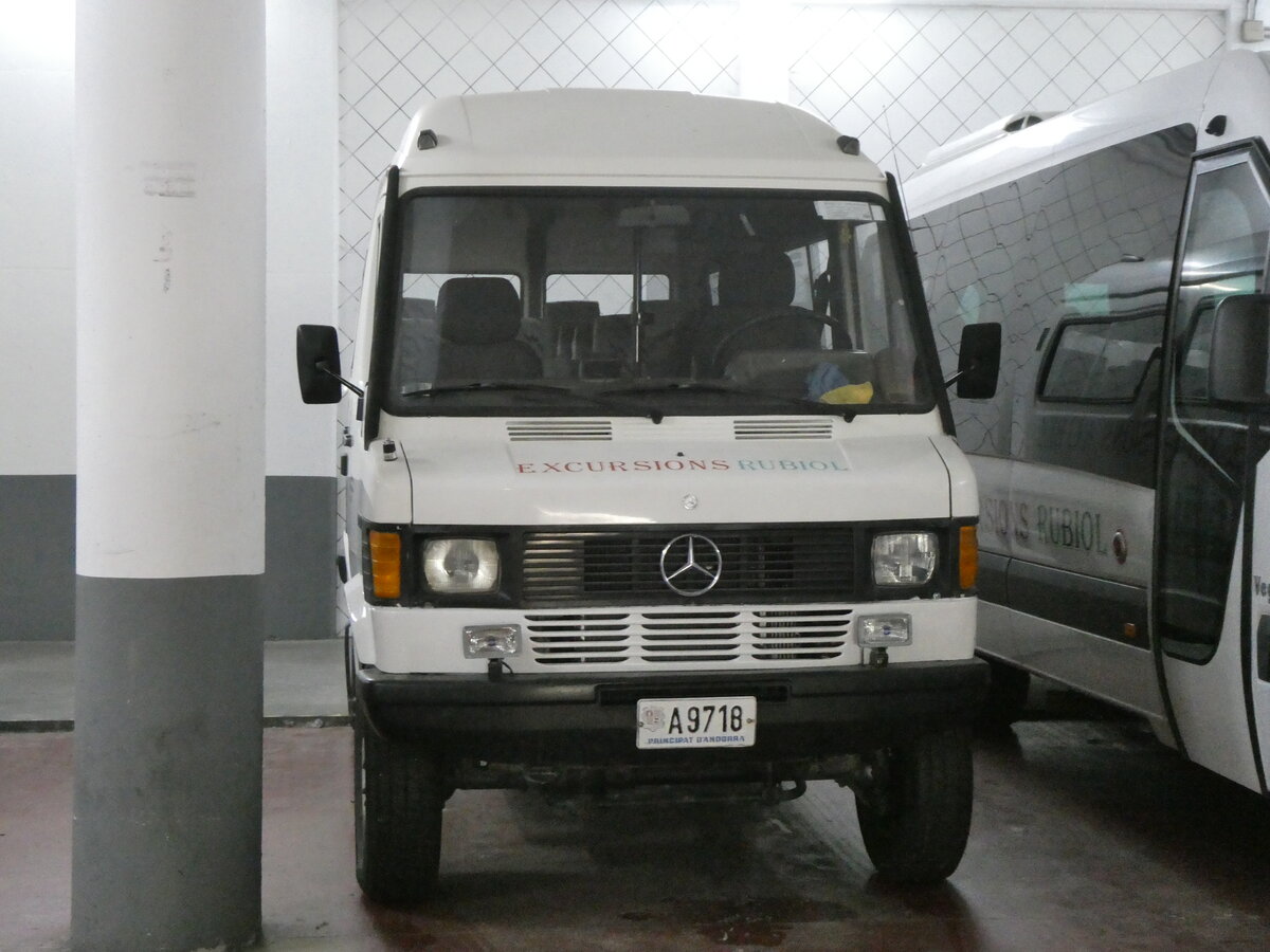 (267'300) - Rubiol, Escaldes-Engordany - A9718 - Mercedes am 19. September 2024 in Andorra la Vella, Carparkhaus