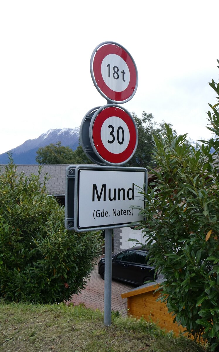 (267'737) - H�chstgewicht, Geschwindigkeitsbeschr�nkung und Ortstafel am 6. Oktober 2024 in Mund
