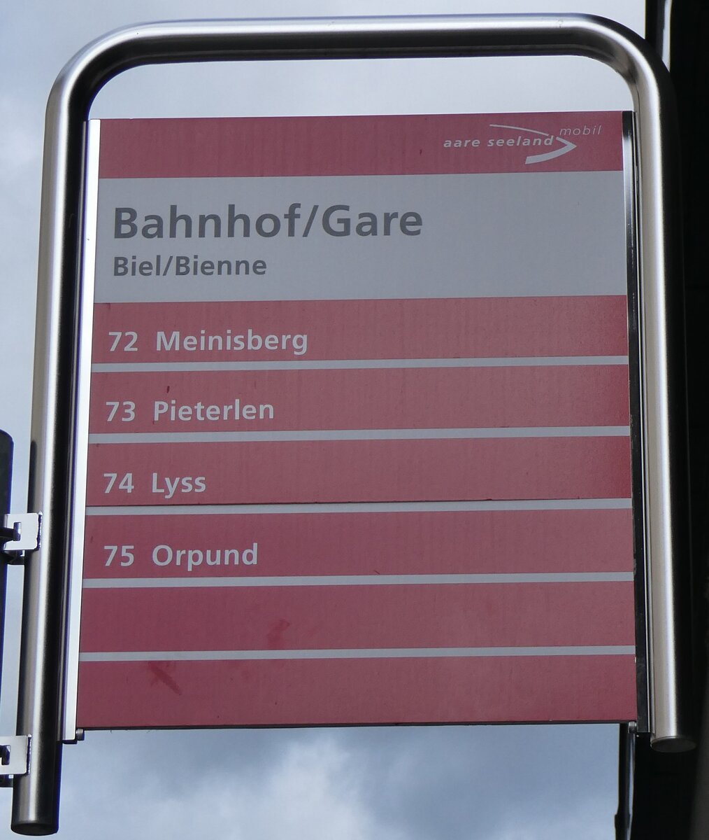 (267'971) - aare seeland mobil-Haltestellenschild - Beil/Bienne, Bahnhof/Gare - am 11. Oktober 2024