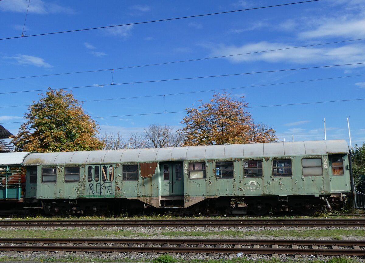 (268'234) - Alter DB-Personenwagen - Nr. 12'255-9 - am 17. Oktober 2024 beim Bahnhof Konstanz