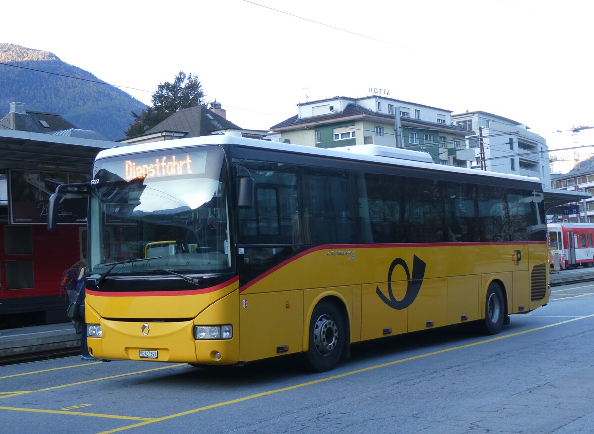 (268'803) - PostAuto Wallis - VS 407'397/PID 5722 - Irisbus am 29. Oktober 2024 beim Bahnhof Brig