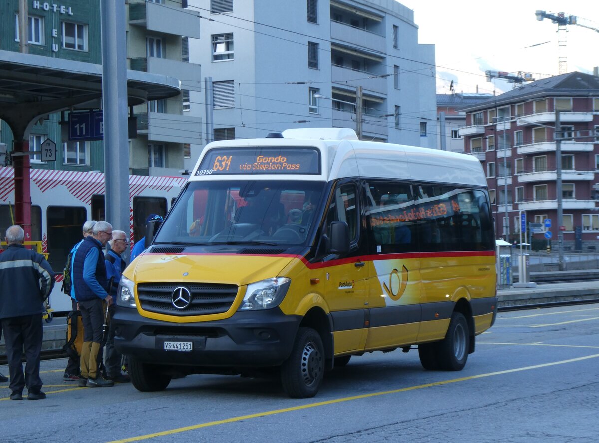 (268'804) - PostAuto Wallis - VS 441'251/PID 10'350 - Mercedes am 29. Oktober 2024 beim Bahnhof Brig