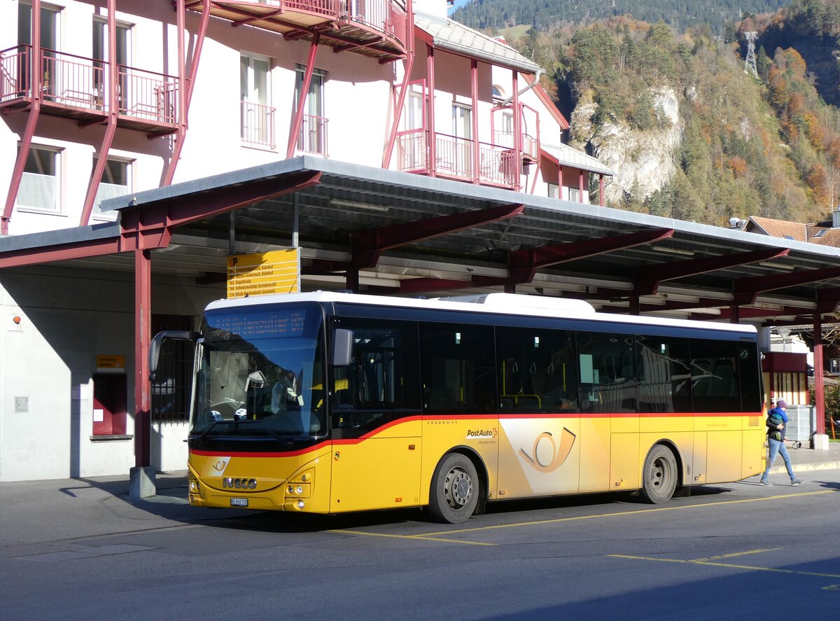 (268'874) - Flck, Brienz - Nr. 28/BE 868'728/PID 11'830 - Iveco am 1. November 2024 in Meiringen, Postautostation