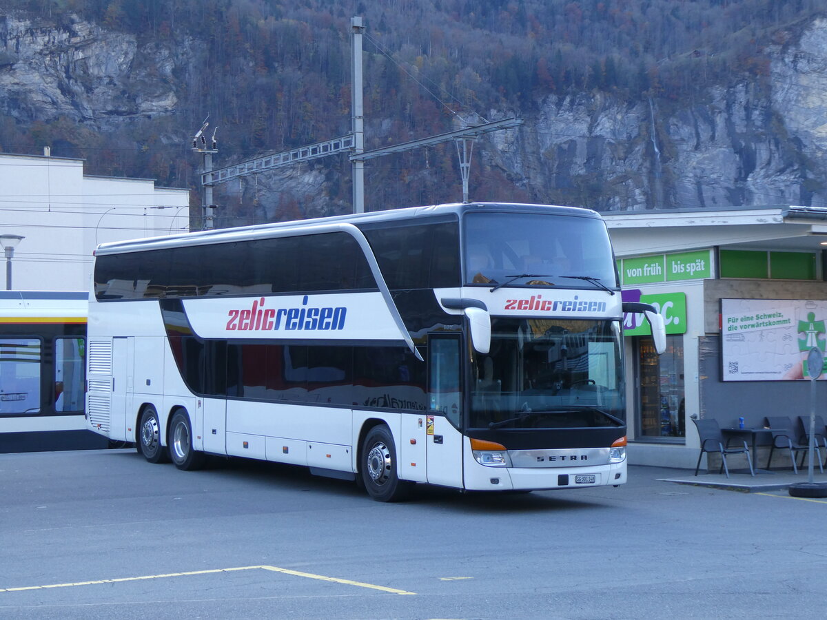 (268'884) - Zelic, Schmerikon - SG 301'148 - Setra am 1. November 2024 beim Bahnhof Meiringen