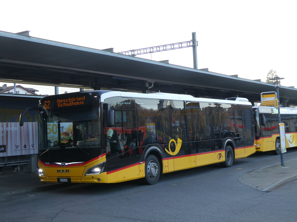 (268'963) - PostAuto Bern - BE 675'387/PID 12'066 - MAN am 5. November 2024 beim Bahnhof Spiez