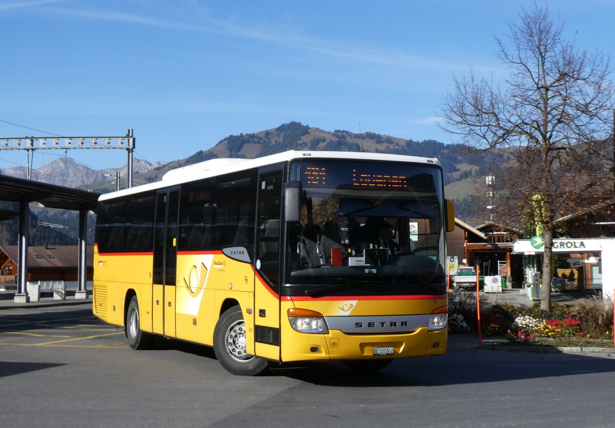 (268'978) - Kbli, Gstaad - Nr. 3/BE 330'862/PID 4535 - Setra am 7. November 2024 beim Bahnhof Gstaad