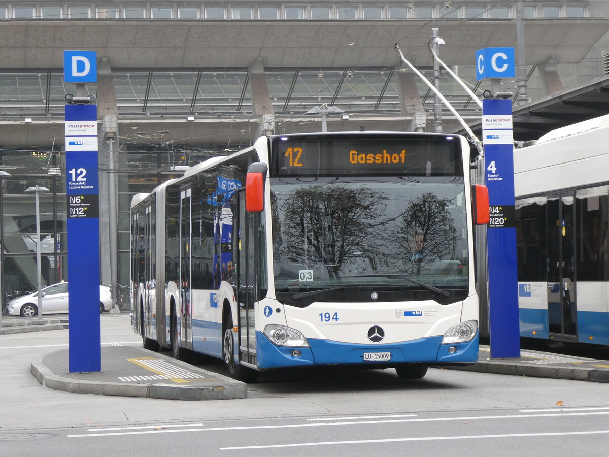 (269'018) - VBL Luzern - Nr. 194/LU 15'009 - Mercedes am 9. November 2024 beim Bahnhof Luzern