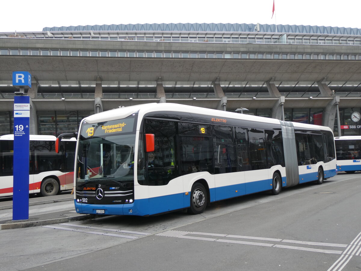 (269'028) - VBL Luzern - Nr. 502/LU 15'019 - eMercedes am 9. November 2024 beim Bahnhof Luzern