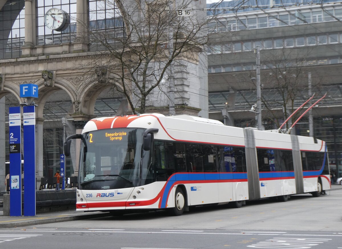 (269'036) - VBL Luzern - Nr. 236 - Hess/Hess Doppelgelenktrolleybus am 9. November 2024 beim Bahnhof Luzern