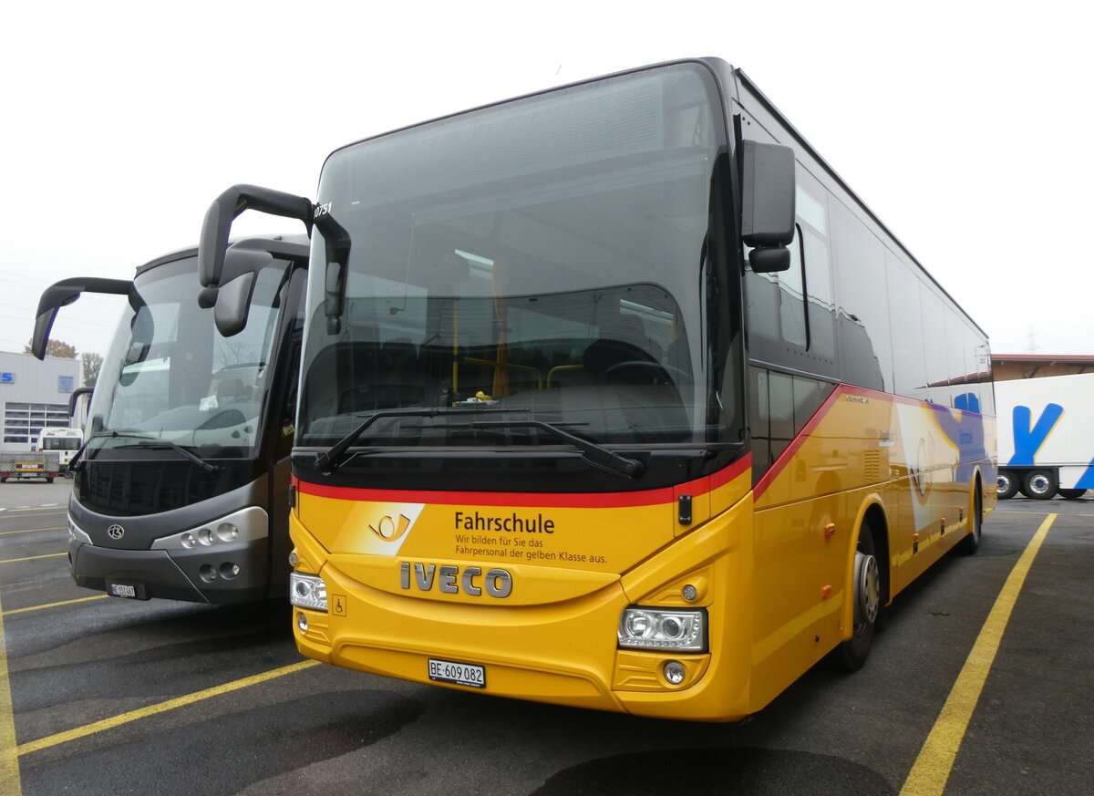 (269'108) - PostAuto Bern - BE 609'082/PID 10'751 - Iveco am 10. November 2024 in Kerzers, Interbus