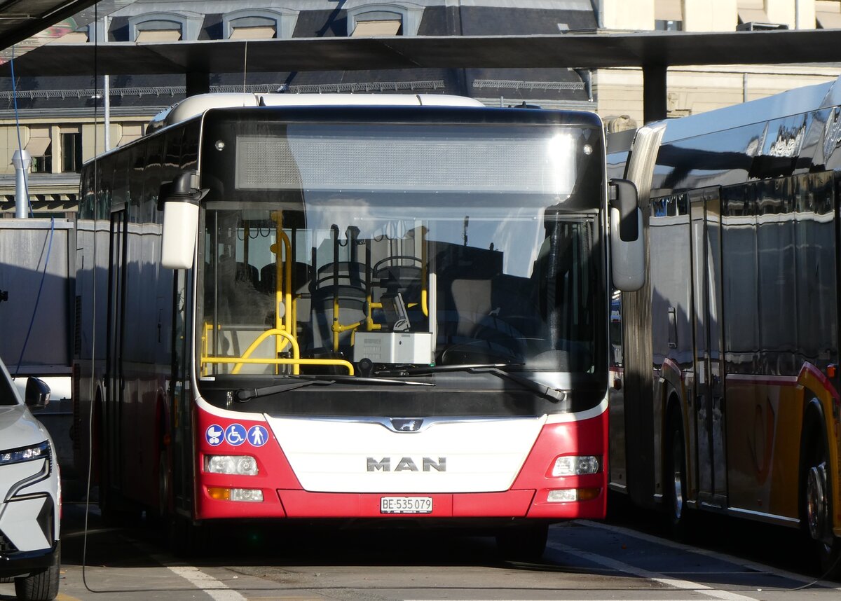 (269'397) - PostAuto Bern - BE 535'079/PID 12'334 - MAN (ex ex Dr. Richard, A-Wien Nr. 1420) am 26. November 2024 in Bern, Postautostation