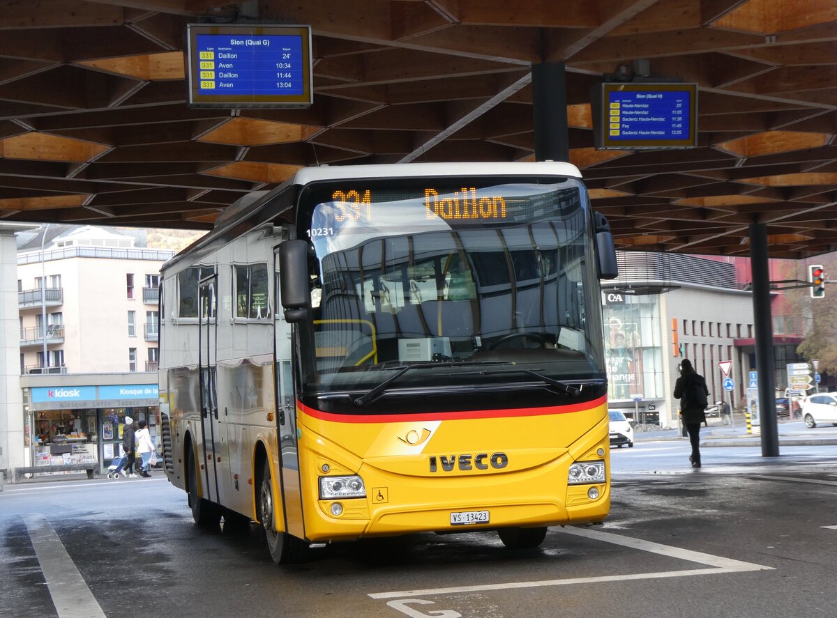 (269'425) - Evquoz, Erde - VS 13'423/PID 10'231 - Iveco am 29. November 2024 beim Bahnhof Sion