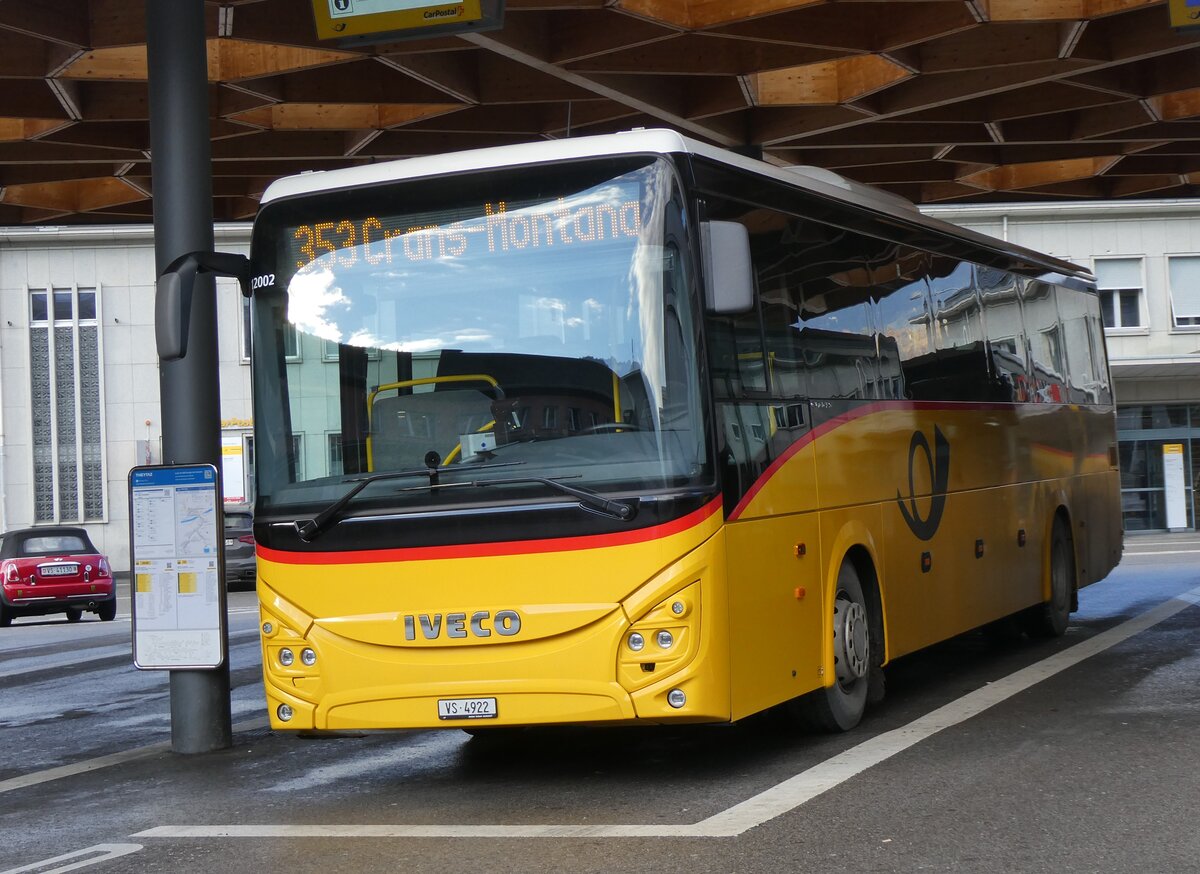 (269'426) - Mabillard, Lens - VS 4922/PID 12'002 - Iveco am 29. November 2024 beim Bahnhof Sion