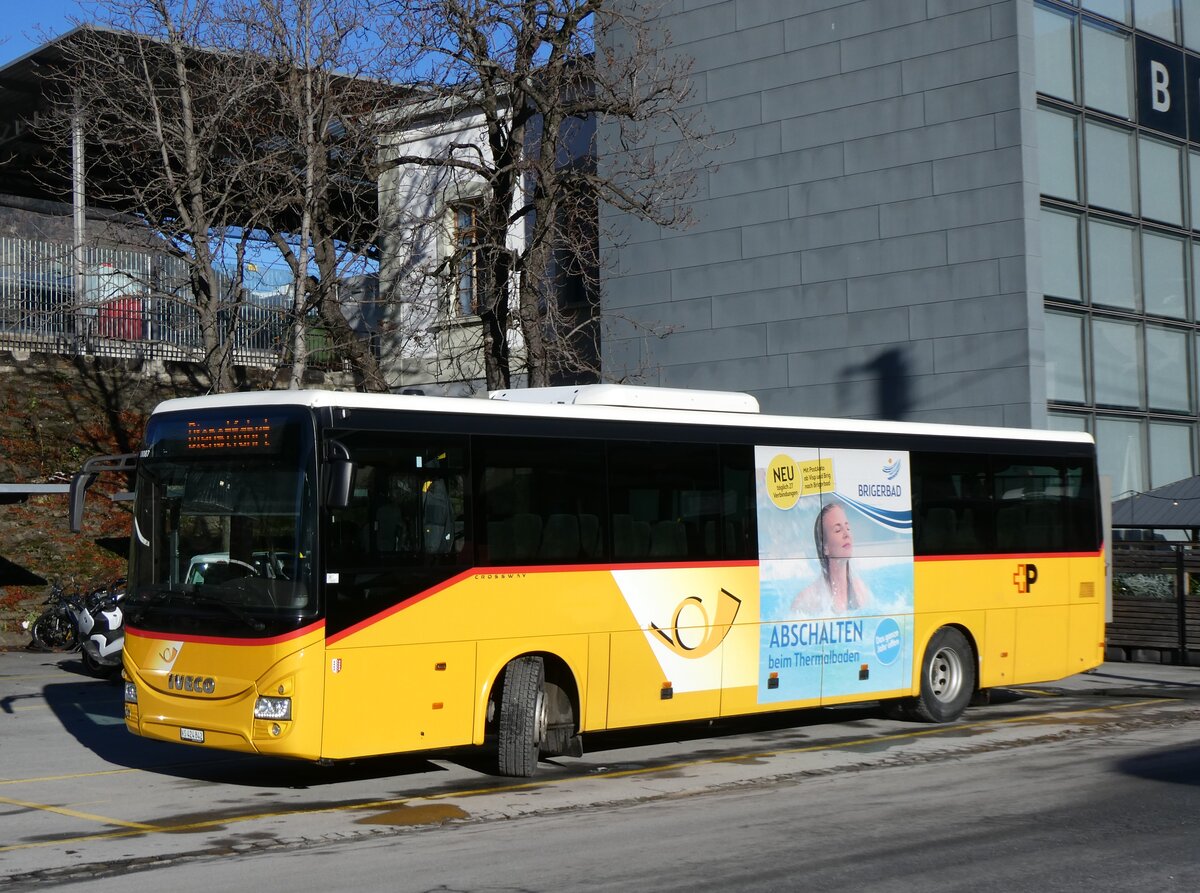 (269'468) - PostAuto Wallis - VS 424'842/PID 10'087 - Iveco am 29. November 2024 beim Bahnhof Brig