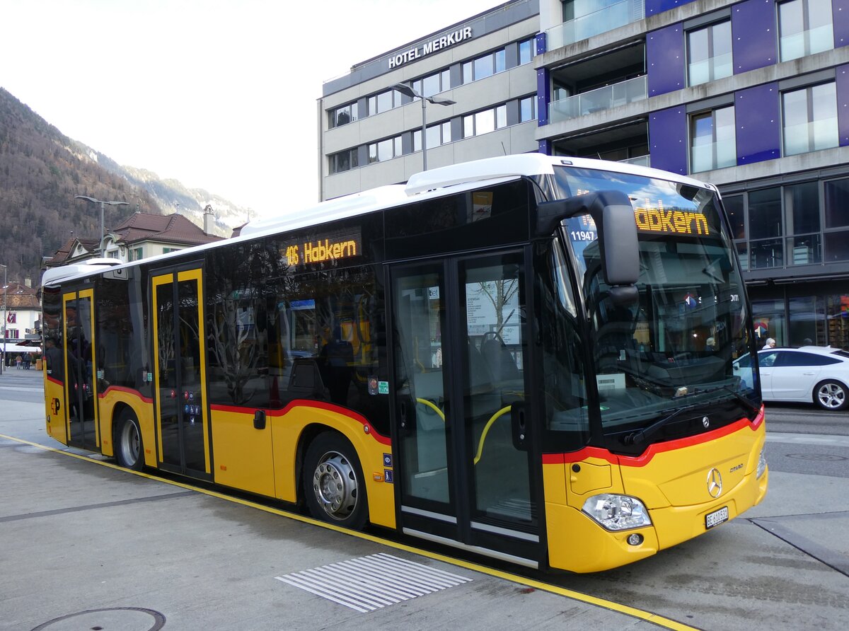 (269'636) - PostAuto Bern - BE 610'531/PID 11'947 - Mercedes am 6. Dezember 2024 beim Bahnhof Interlaken West