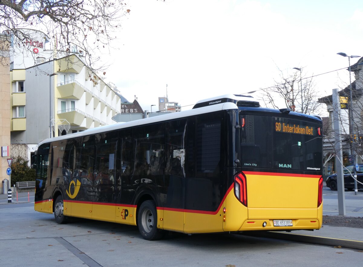 (269'644) - PostAuto Bern - BE 653'384/PID 12'064 - MAN am 6. Dezember 2024 beim Bahnhof Interlaken West