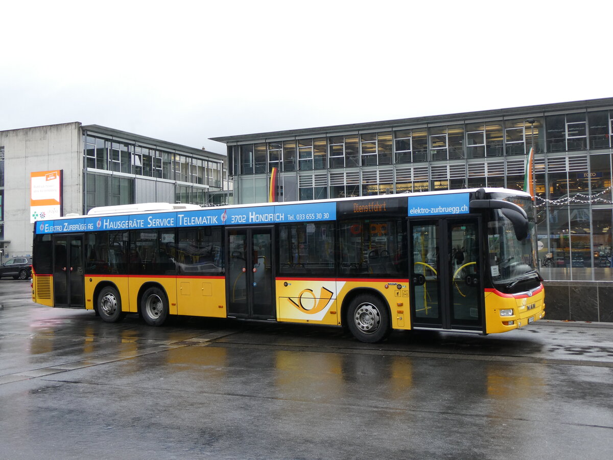 (269'716) - PostAuto Bern - BE 718'991/PID 10'526 - MAN am 9. Dezember 2024 beim Bahnhof Interlaken Ost