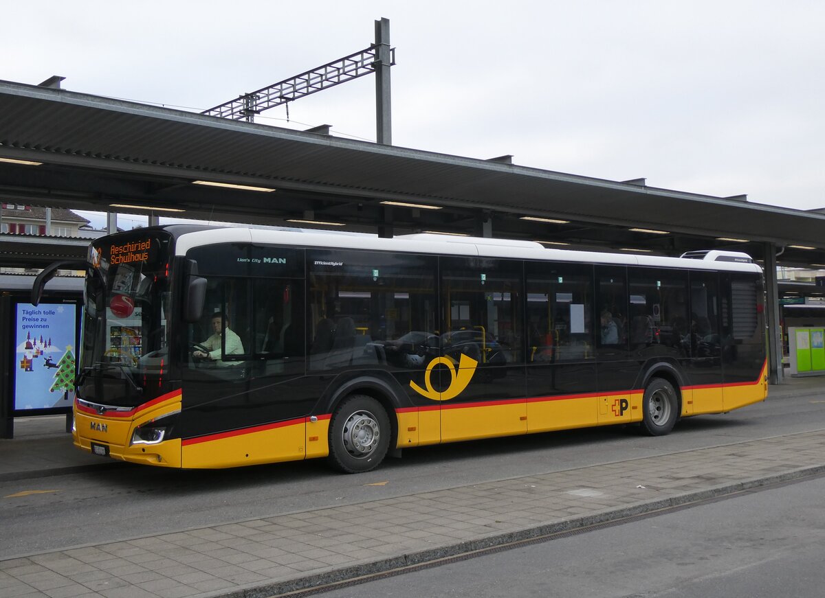 (269'800) - PostAuto Bern - BE 653'385/PID 12'064 - MAN am 11. Dezember 2024 beim Bahnhof Spiez