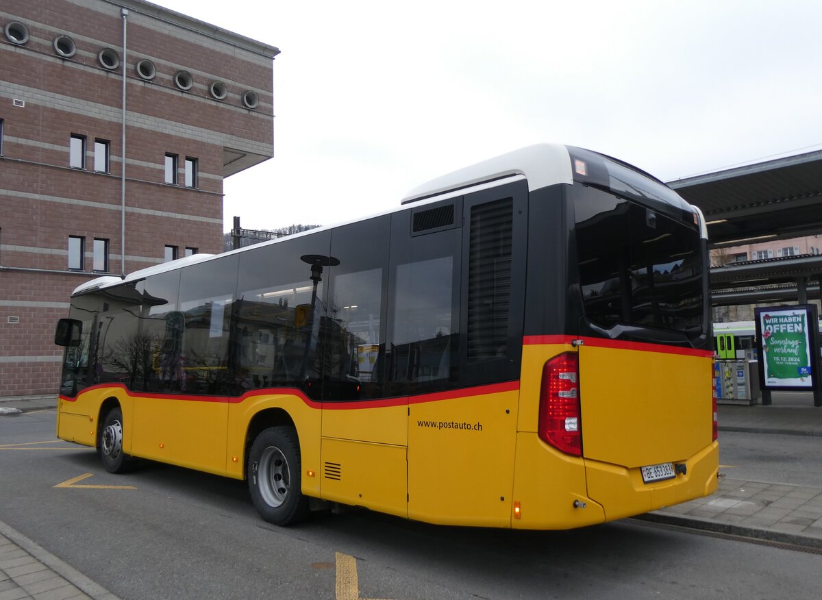 (269'803) - PostAuto Bern - BE 653'383/PID 10'169 - Mercedes am 11. Dezember 2024 beim Bahnhof Spiez