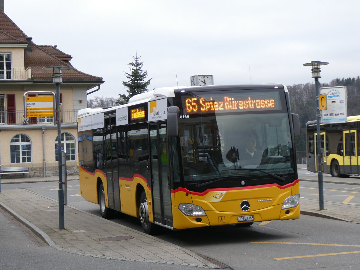 (269'807) - PostAuto Bern - BE 653'383/PID 10'169 - Mercedes am 11. Dezember 2024 beim Bahnhof Spiez