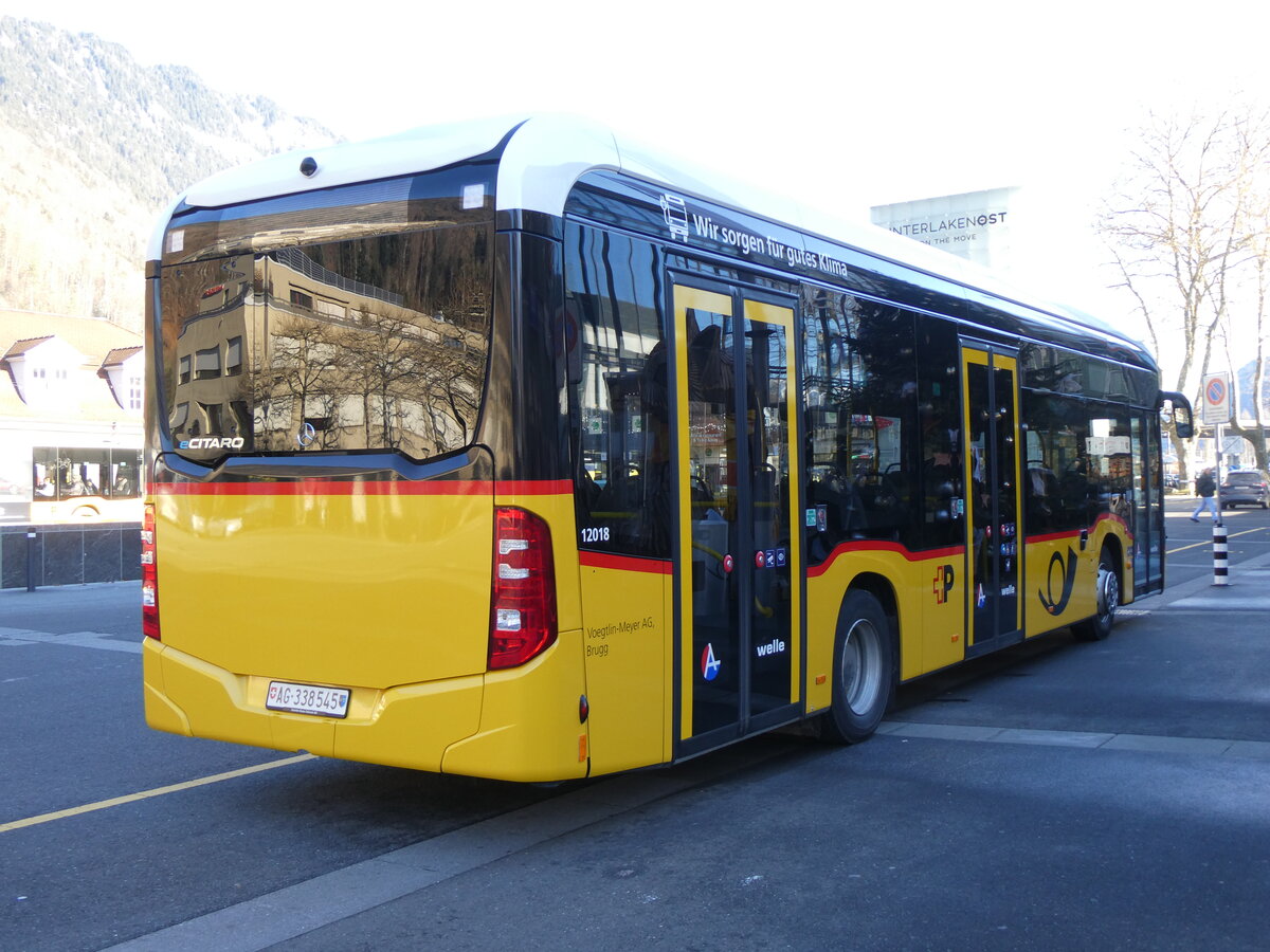 (269'887) - Voegtlin-Meyer, Brugg - Nr. 151/AG 338'545/PID 12'018 - eMercedes am 16. Dezember 2024 beim Bahnhof Interlaken Ost (Einsatz PostAuto)