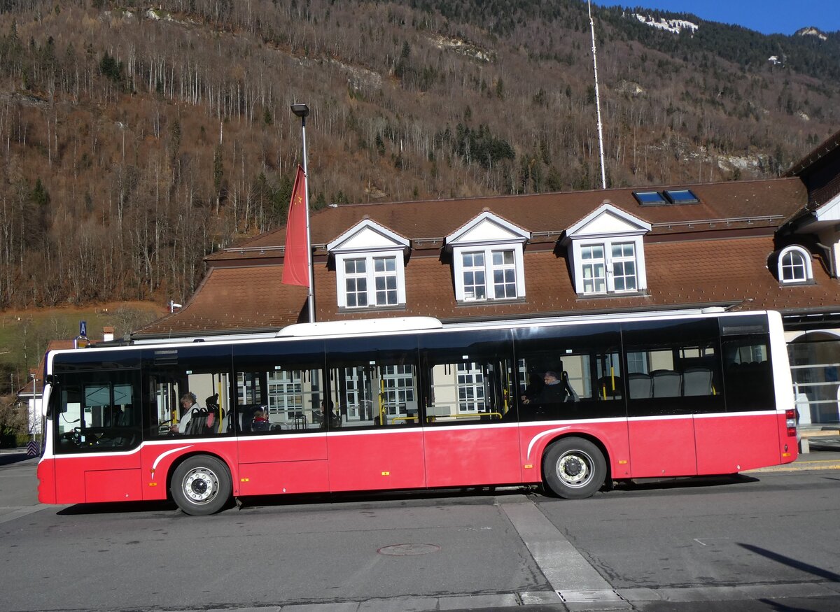 (269'894) - PostAuto Bern - BE 403'166/PID 12'33? - MAN (ex A-Wien) am 16. Dezember 2024 beim Bahnhof Interlaken Ost