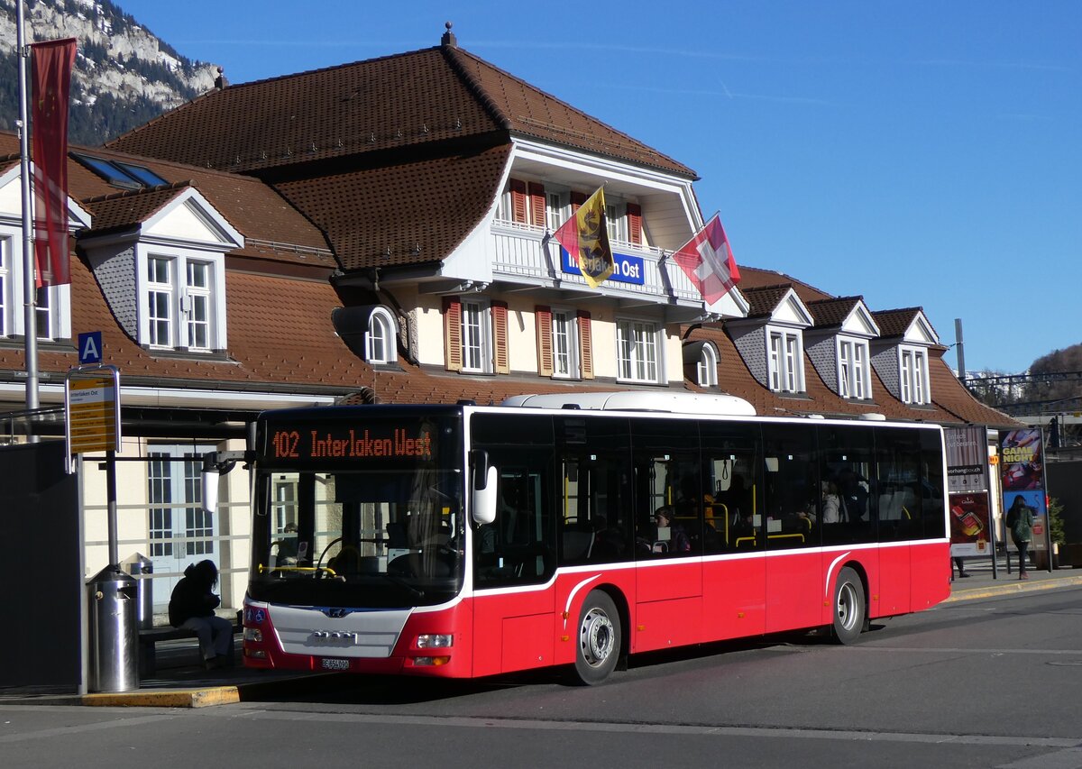 (269'910) - PostAuto Bern - BE 654'090/PID 12'33? - MAN (ex A-Wien) am 16. Dezember 2024 beim Bahnhof Interlaken Ost