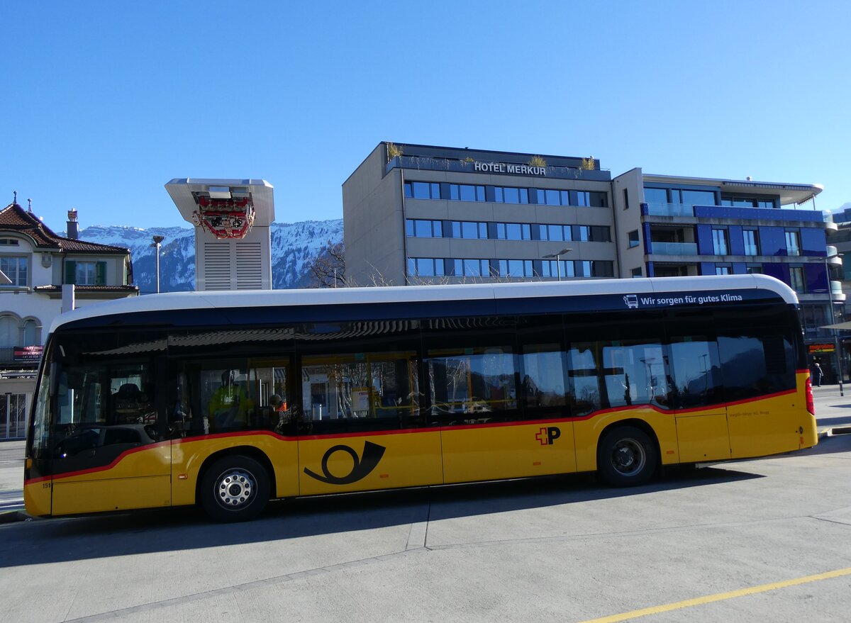 (269'915) - Voegtlin-Meyer, Brugg - Nr. 151/AG 338'545/PID 12'018 - eMercedes am 16. Dezember 2024 beim Bahnhof Interlaken West (Einsatz PostAuto)