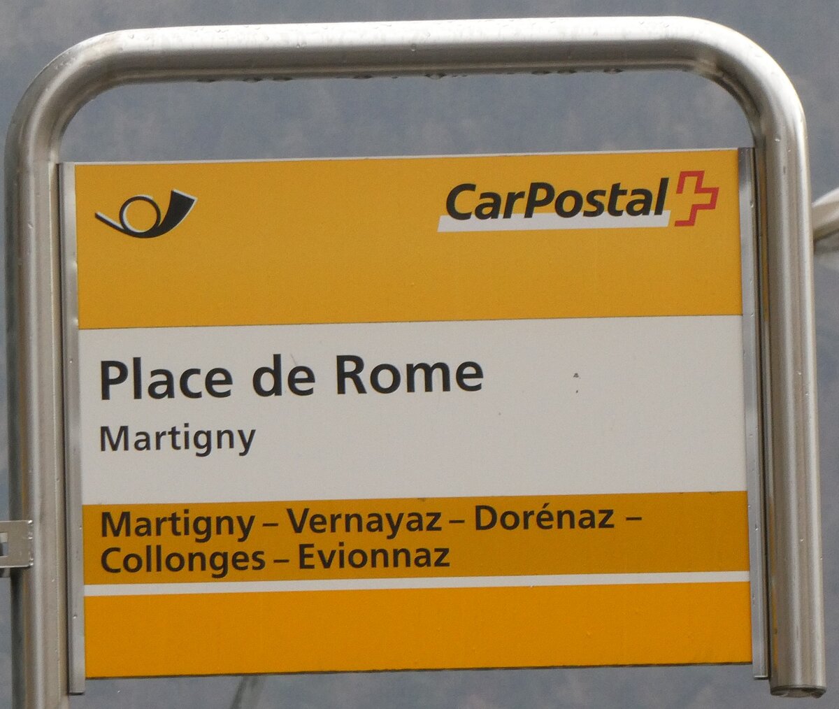 (269'984) - PostAuto-Haltestellenschild - Martigny, Place de Rome - am 19. Dezember 2024