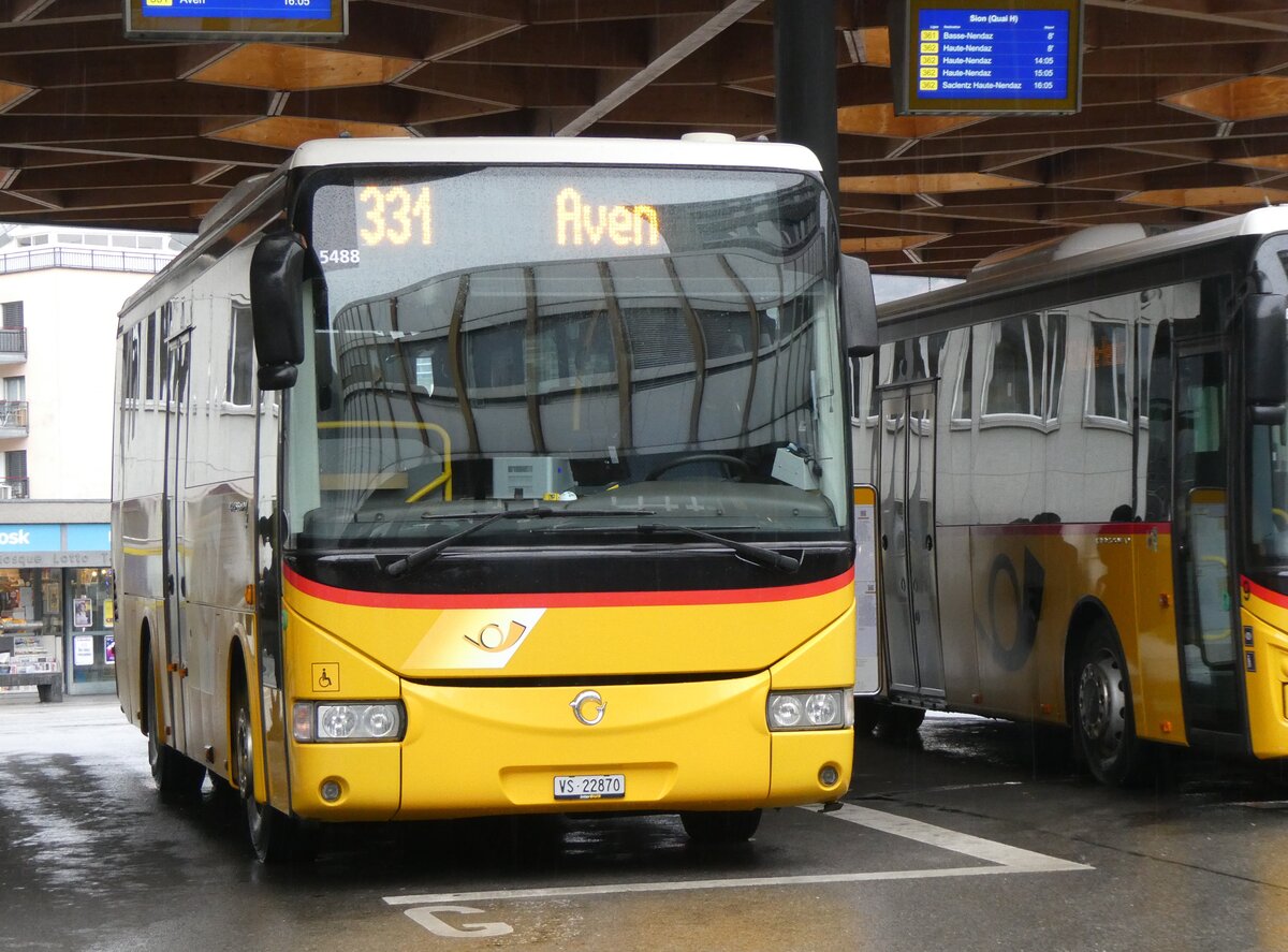 (269'992) - Evquoz, Erde - VS 22'870/PID 5488 - Irisbus am 19. Dezember 2024 beim Bahnhof Sion