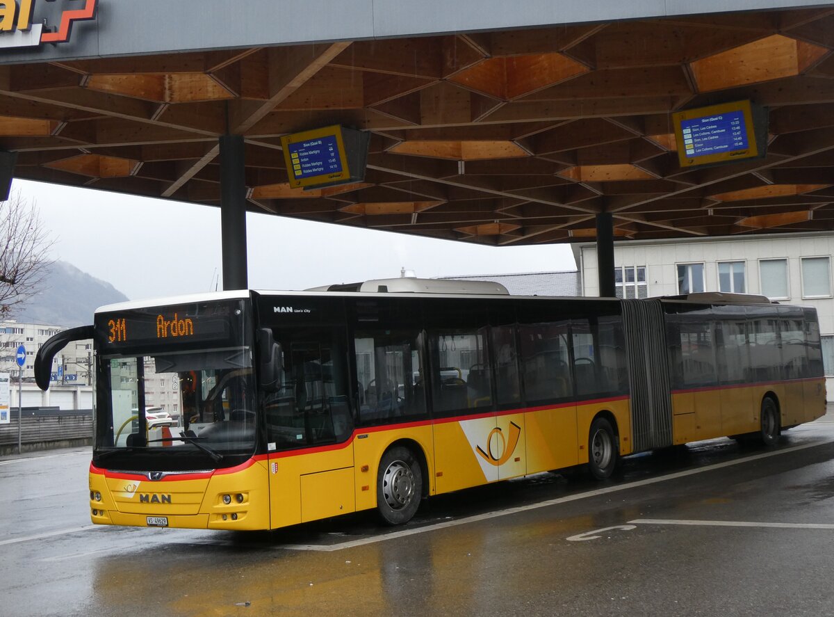 (269'993) - PostAuto Wallis - Nr. 63/VS 49'629/PID 10'956 - MAN am 19. Dezember 2024 beim Bahnhof Sion