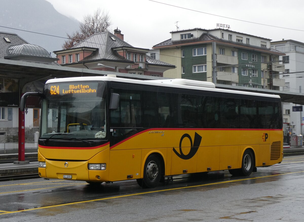 (269'996) - PostAuto Wallis - VS 32'092/PID 5460 - Irisbus (ex CarPostal Ouest) am 19. Dezember 2024 beim Bahnhof Brig