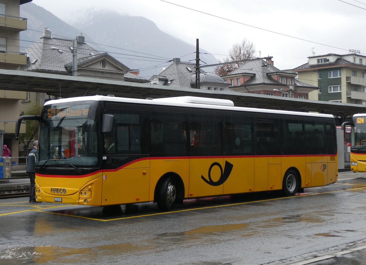 (269'998) - PostAuto Wallis - VS 516'247/PID 11'446 - Iveco am 19. Dezember 2024 beim Bahnhof Brig