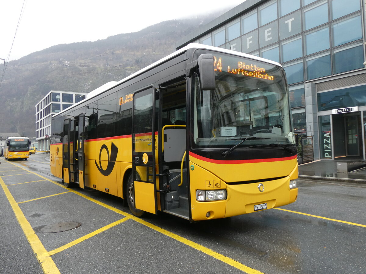 (269'999) - PostAuto Wallis - VS 32'092/PID 5460 - Irisbus (ex CarPostal Ouest) am 19. Dezember 2024 beim Bahnhof Brig