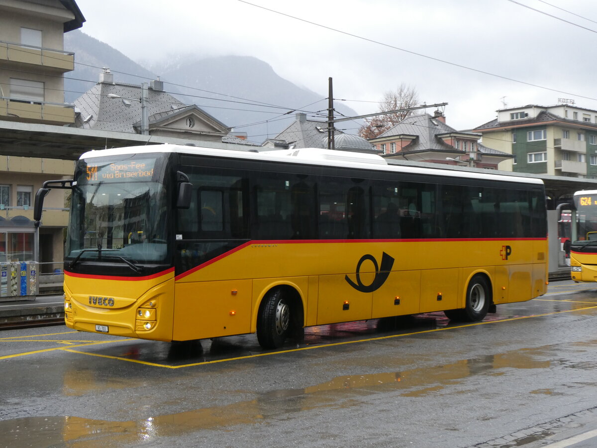 (270'007) - PostAuto Wallis - VS 703/PID 11'909 - Iveco am 19. Dezember 2024 beim Bahnhof Brig