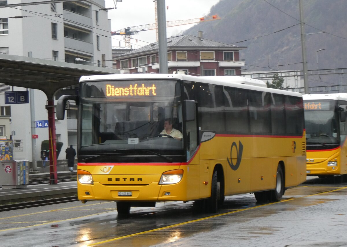 (270'013) - PostAuto Wallis - VS 403'661/PID 5621 - Setra am 19. Dezember 2024 beim Bahnhof Brig