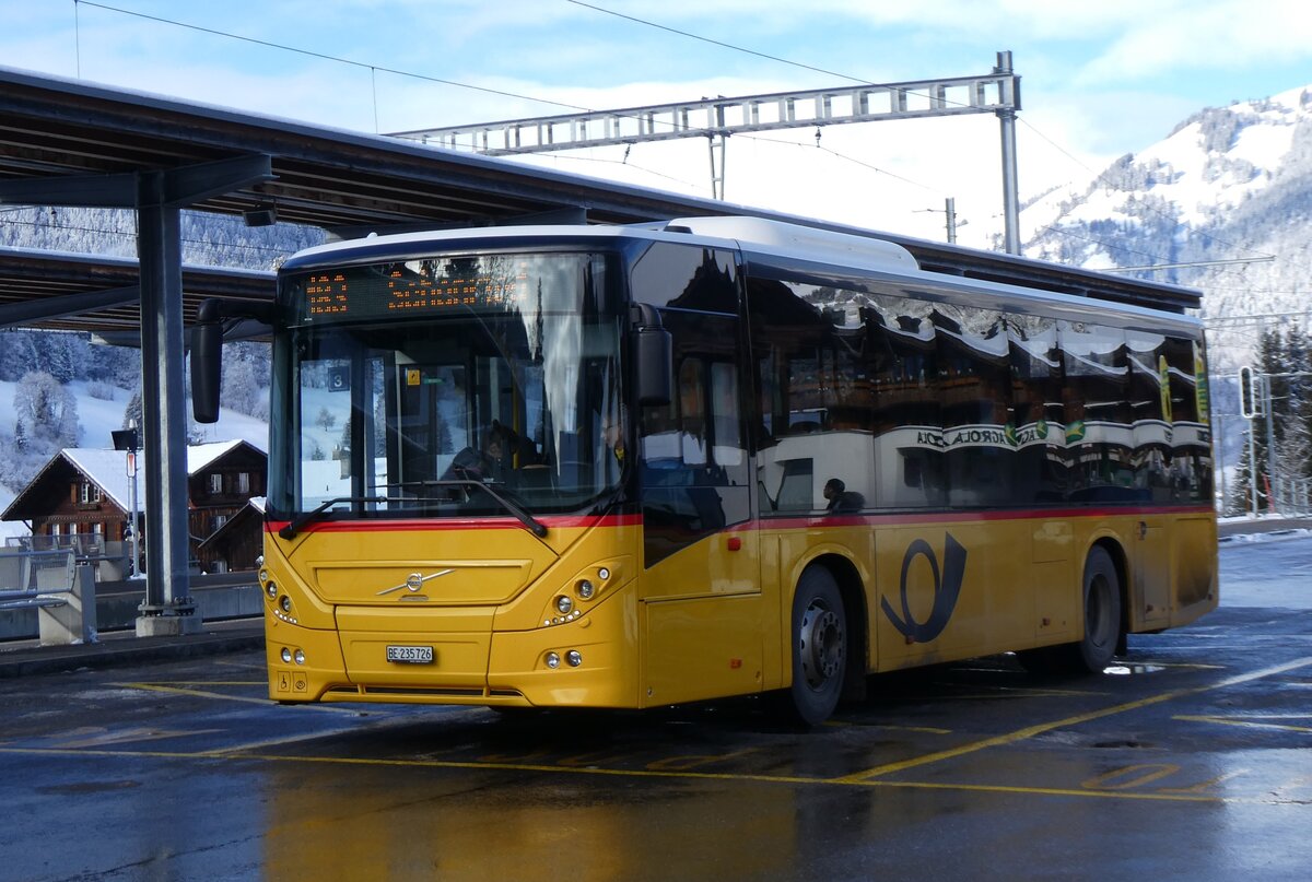 (270'053) - Kbli, Gstaad - BE 235'726/PID 10'535 - Volvo am 21. Dezember 2024 beim Bahnhof Gstaad