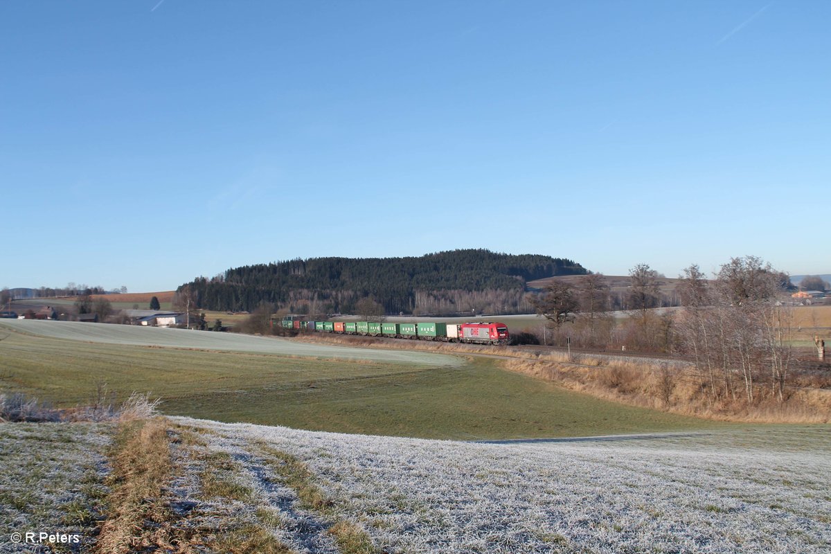 270080 zieht den Wiesau Containerzug bei Lengenfeld und am Zugschluss hngt V1700.03 mit dran. 30.12.16