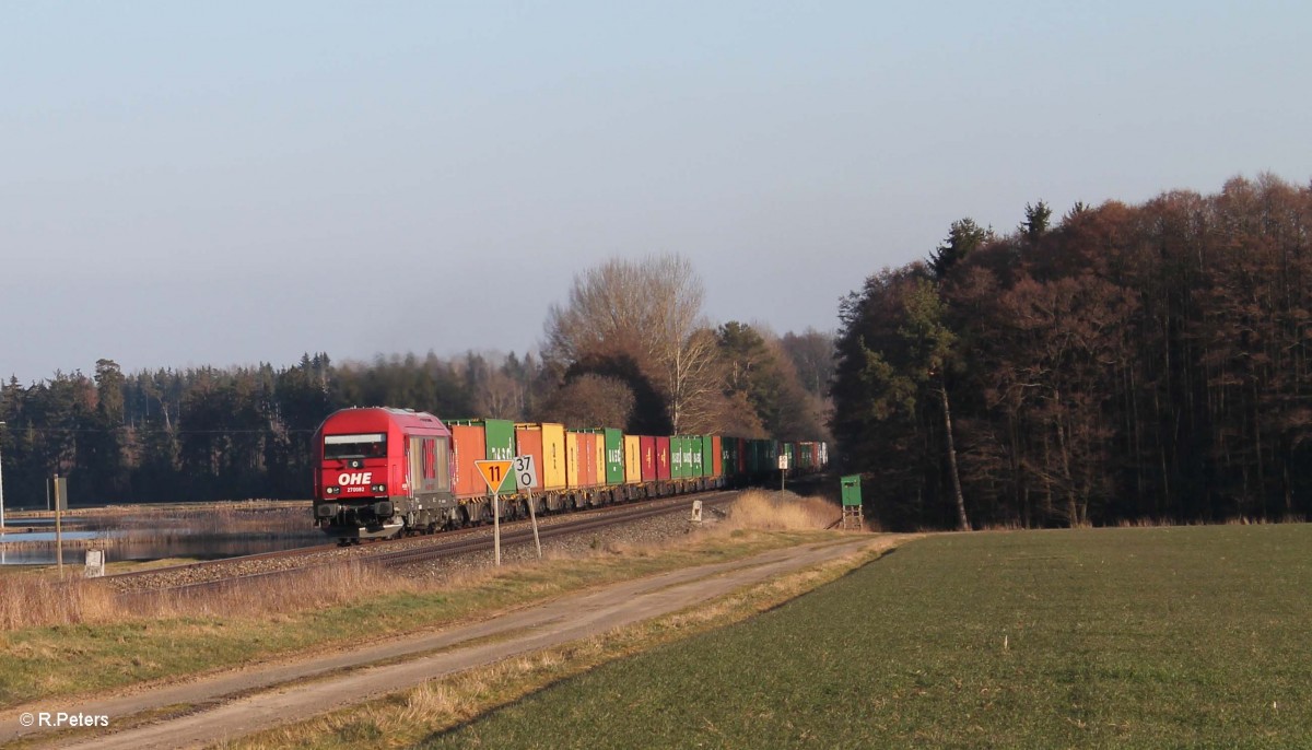 270082 mit dem Containerzug Wiesau - Hamburg bei Oberteich. 17.03.16