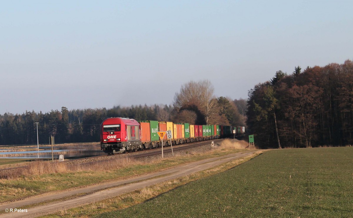 270082 mit dem Containerzug Wiesau - Hamburg bei Oberteich. 17.03.16