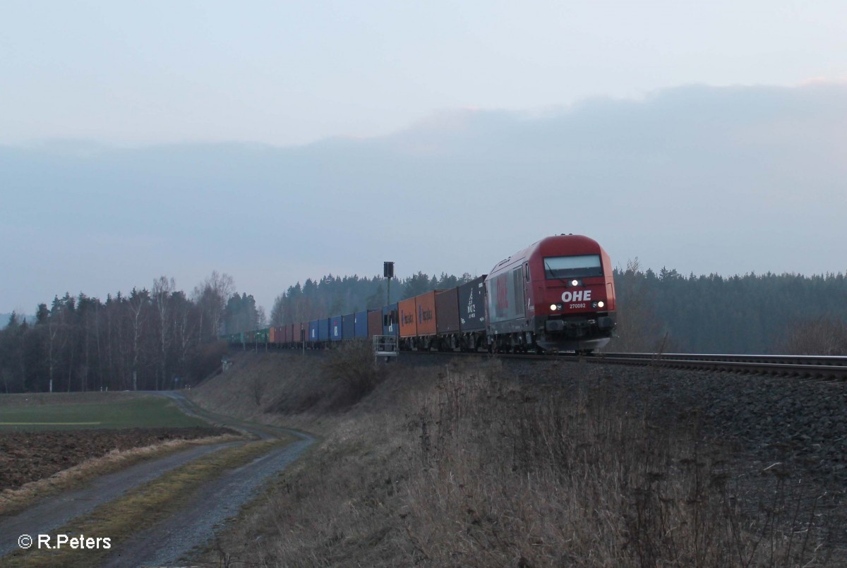 270082 mit dem Wiesau Containerzug nach Hamburg bei Habnith bei Marktleuthen. 09.03.16