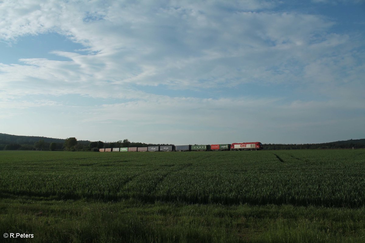 270082 mit dem Wiesau Containerzug kurz vor seinem Ziel bei Oberteich. 29.05.16