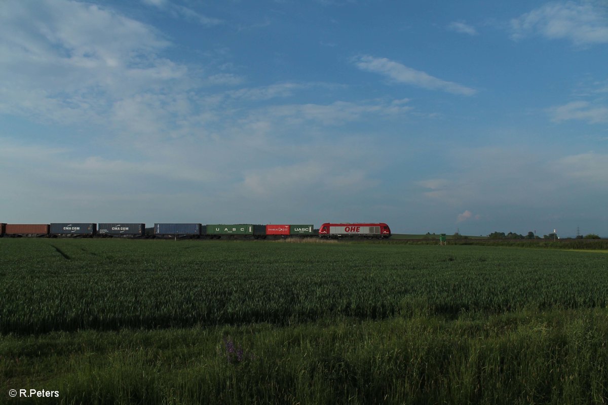 270082 mit dem Wiesau Containerzug kurz vor seinem Ziel bei Oberteich. 29.05.16